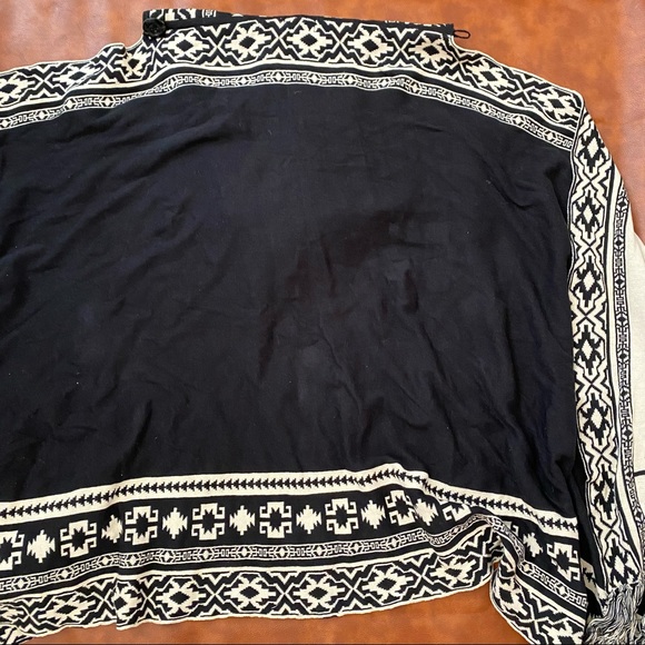 Wet Seal | Aztec Patterned Hooded Cape with Fringe | Open Front Poncho - Picture 10 of 10
